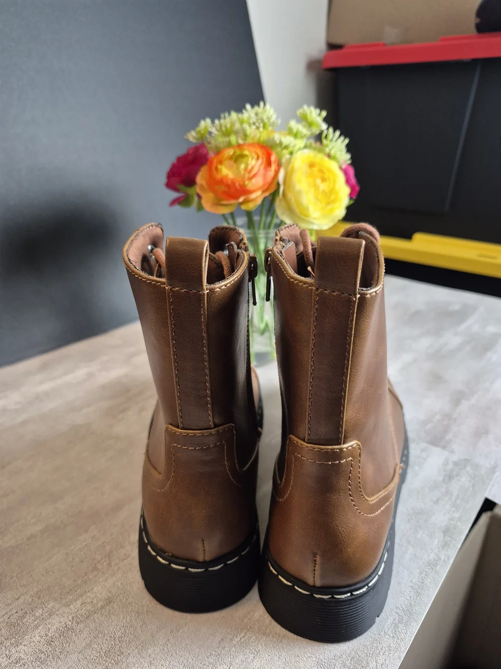Arizona Womens Combat Wome Brown Lace-Up Combat Boots. Size 6